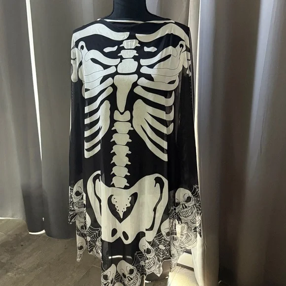 Victoria Harbour Black and White Garment - Picture 6 of 6